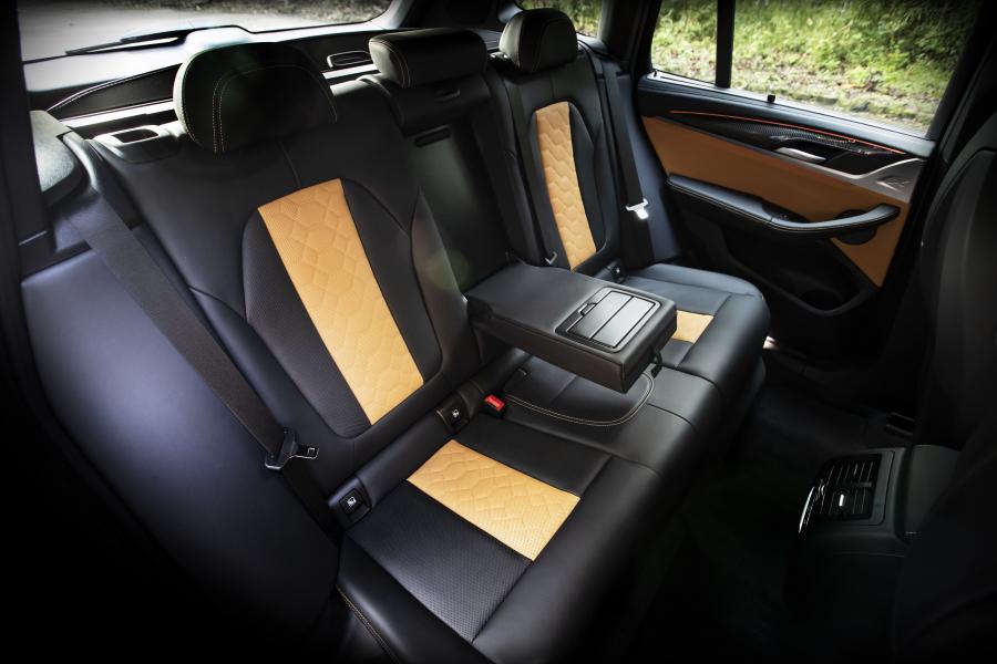 Интерьер BMW X3 M Competition (F97) 2019 года  (JP) (фото 2 из 17)